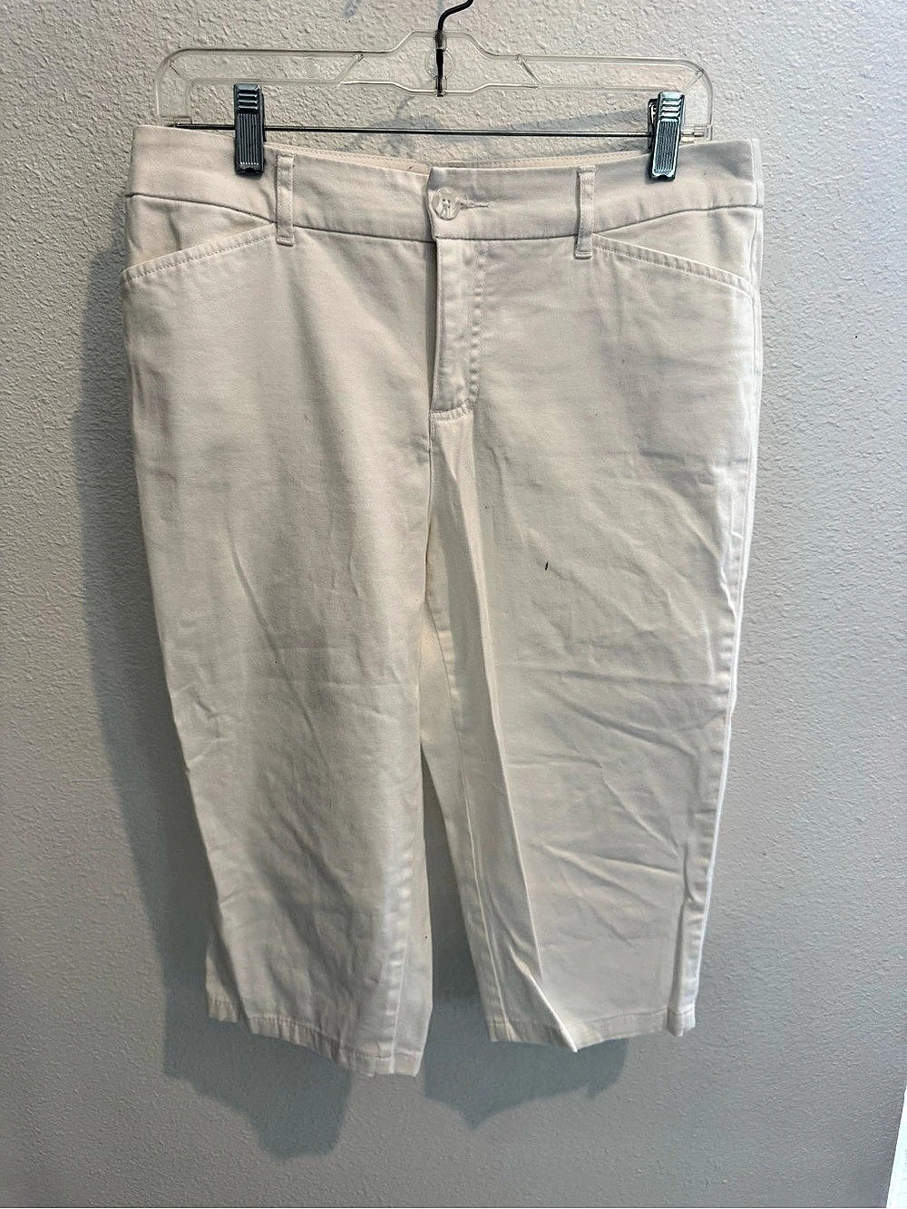 St. John's Bay Cropped Capris in White Size 8